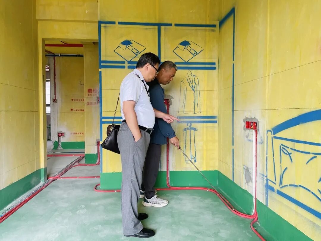 豪门国际工地突击巡检:拒绝“表面功夫”,毫米级误差把控,品质交付我们是认真的! 豪门国际工地突击巡检:拒绝“表面功夫”,毫米级误差把控,品质交付我们是认真的!