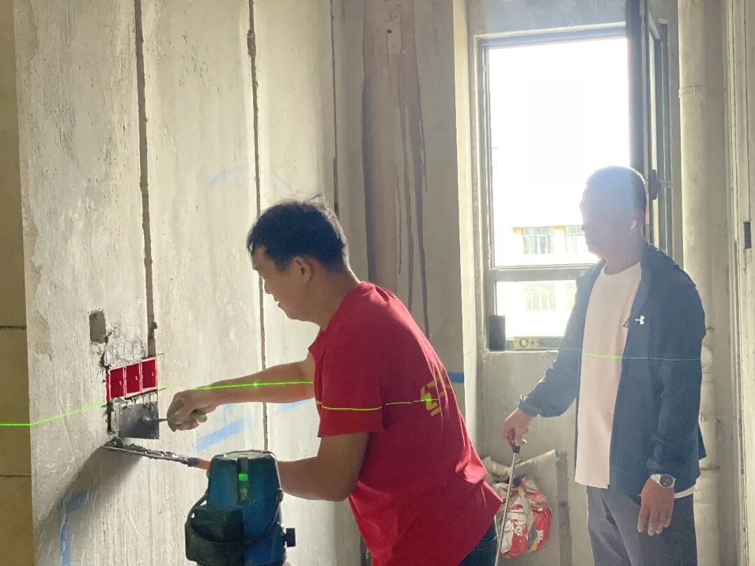 豪门国际工地突击巡检:拒绝“表面功夫”,毫米级误差把控,品质交付我们是认真的! 豪门国际工地突击巡检:拒绝“表面功夫”,毫米级误差把控,品质交付我们是认真的!
