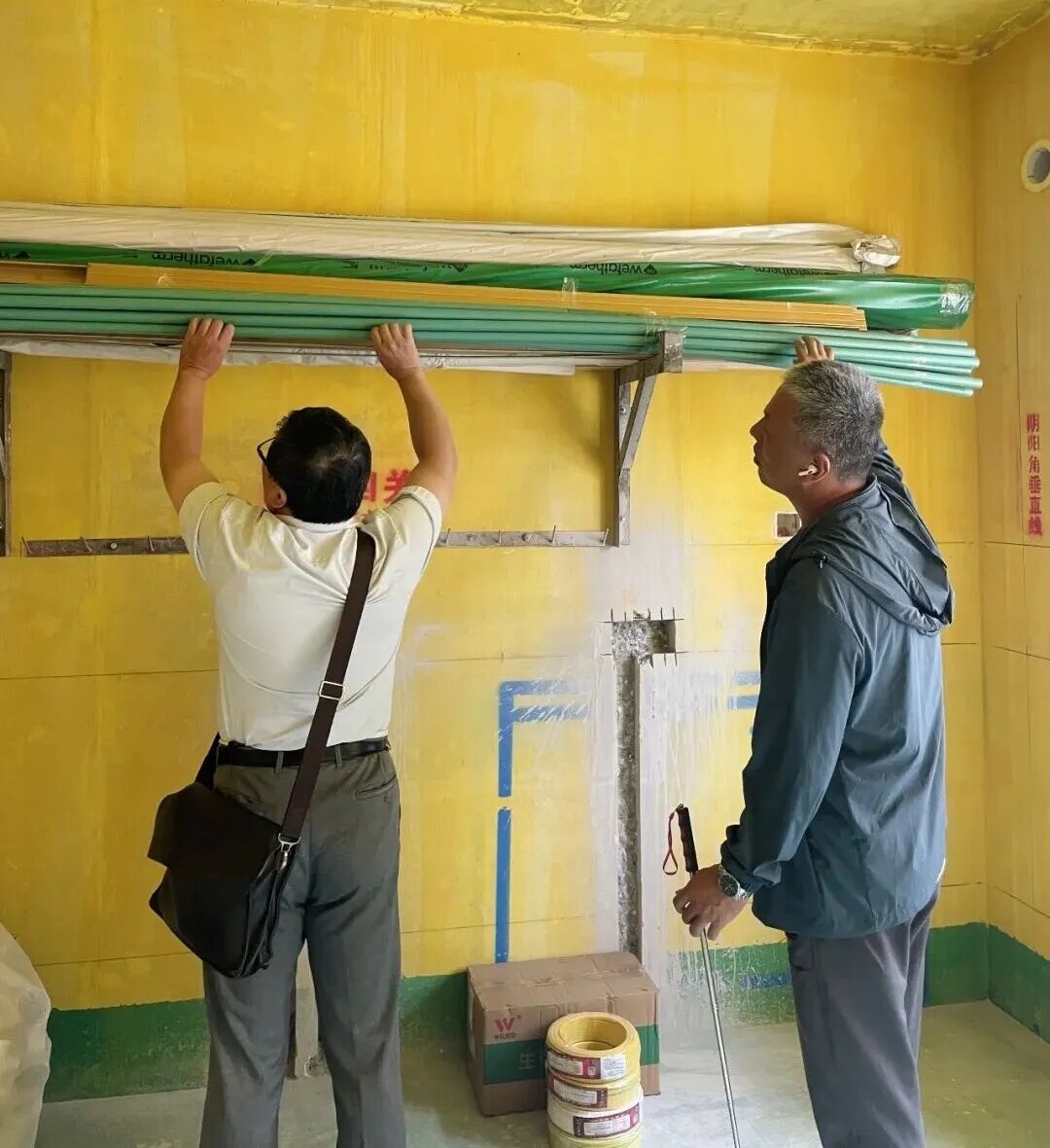 豪门国际工地突击巡检:拒绝“表面功夫”,毫米级误差把控,品质交付我们是认真的! 豪门国际工地突击巡检:拒绝“表面功夫”,毫米级误差把控,品质交付我们是认真的!