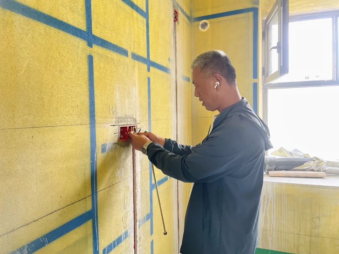 豪门国际工地突击巡检:拒绝“表面功夫”,毫米级误差把控,品质交付我们是认真的! 豪门国际工地突击巡检:拒绝“表面功夫”,毫米级误差把控,品质交付我们是认真的!